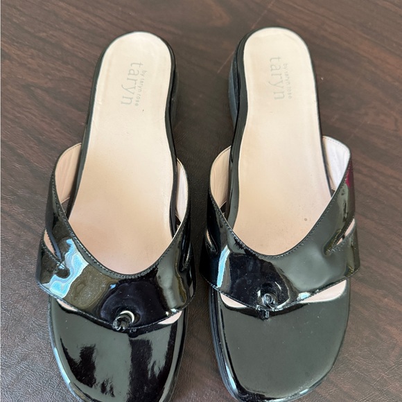 Taryn Rose Black Patent Leather Fancy Flip-Flops - Picture 1 of 11